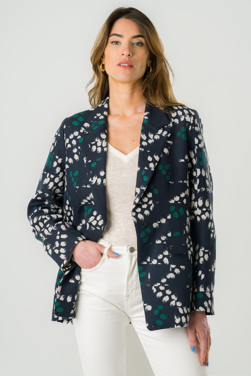 Blazer bleu imprimé en Tencel éco-responsable, fabriqué en France, alliant élégance et engagement éthique.