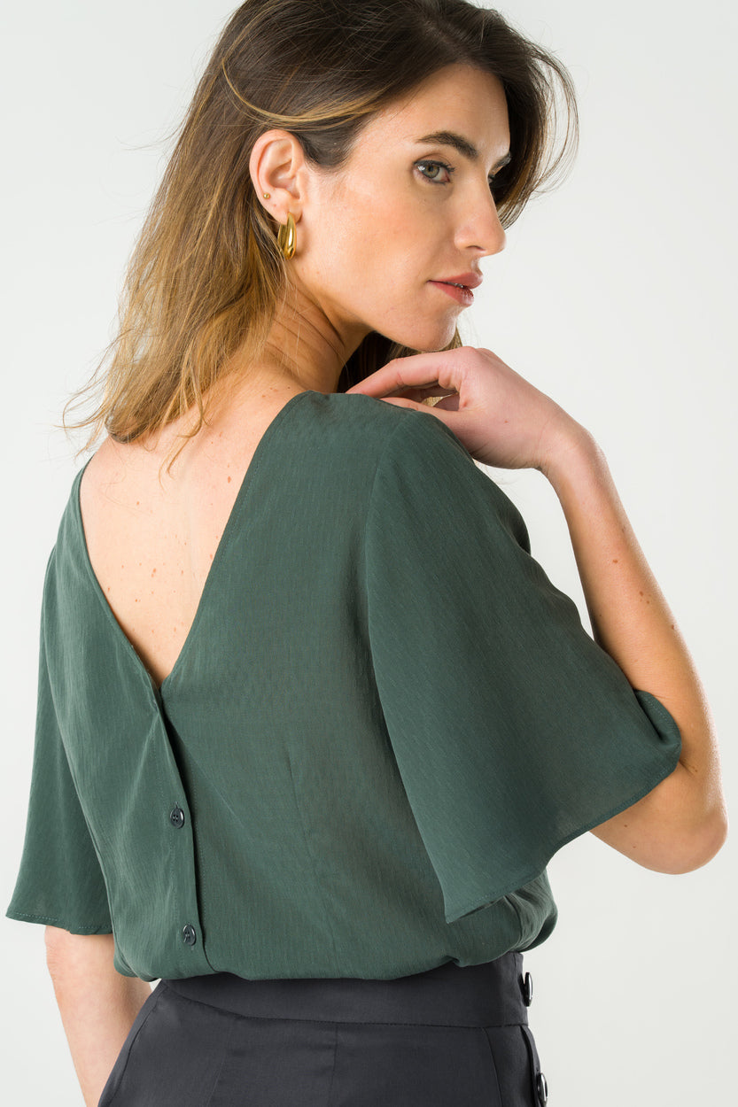 Blouse verte à manches amples, conçue en Tencel durable et fabriquée au Portugal pour une mode responsable.