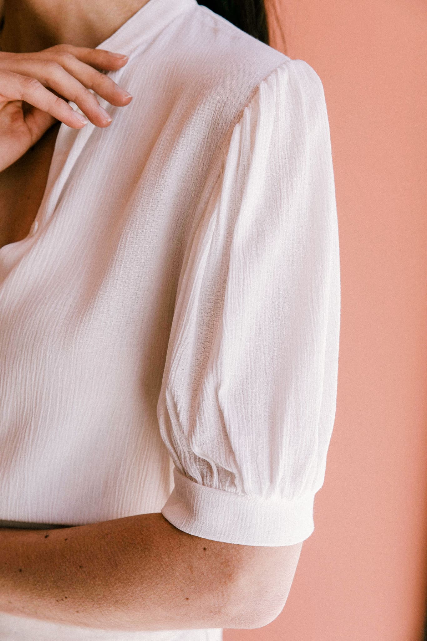 Mode éthique : blouse fleurie blanche en viscose, boutons devant, confection responsable au Portugal