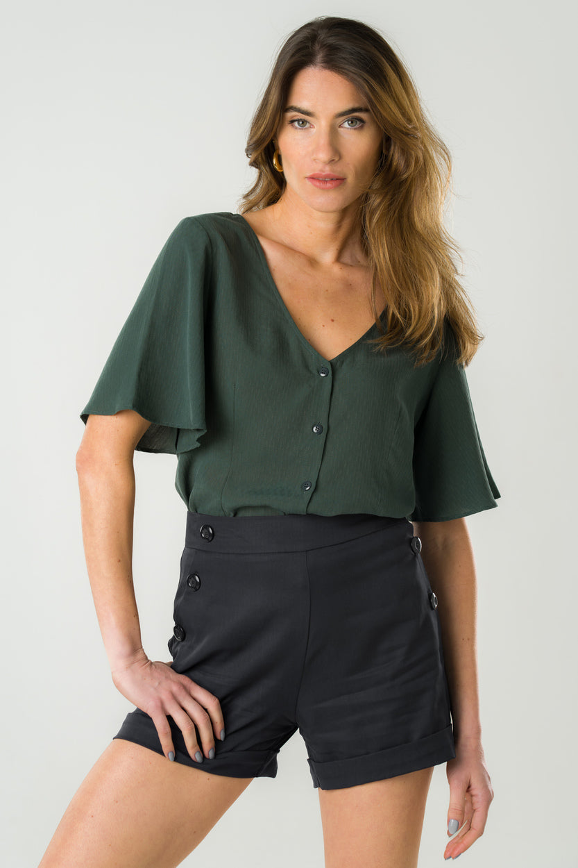 Blouse en Tencel verte, éco-responsable et fabriquée au Portugal, avec manches amples et coupe légère.