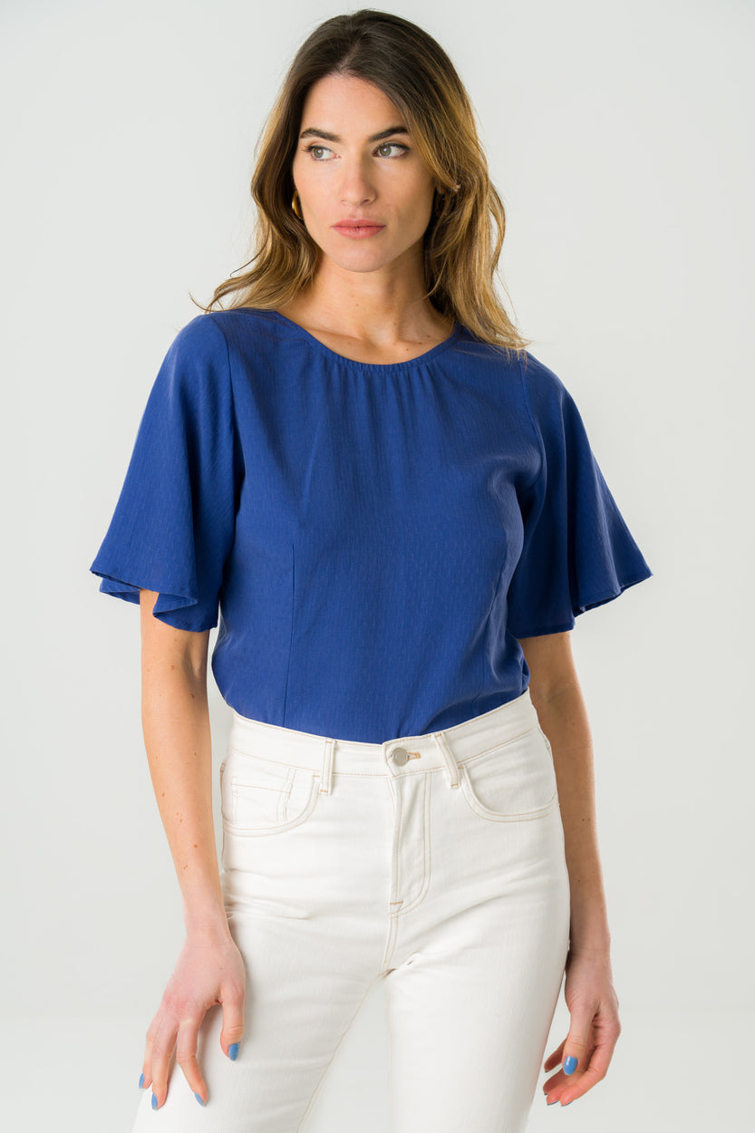 Blouse bleu roi en Tencel éco-responsable, manches amples et coupe fluide, fabriquée au Portugal pour une mode durable.
