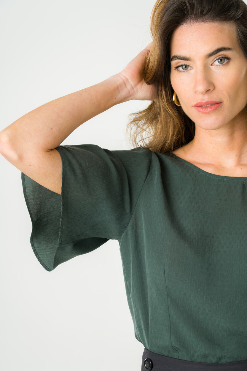Blouse ample verte en Tencel éco-responsable, fabriquée au Portugal, élégante et confortable.