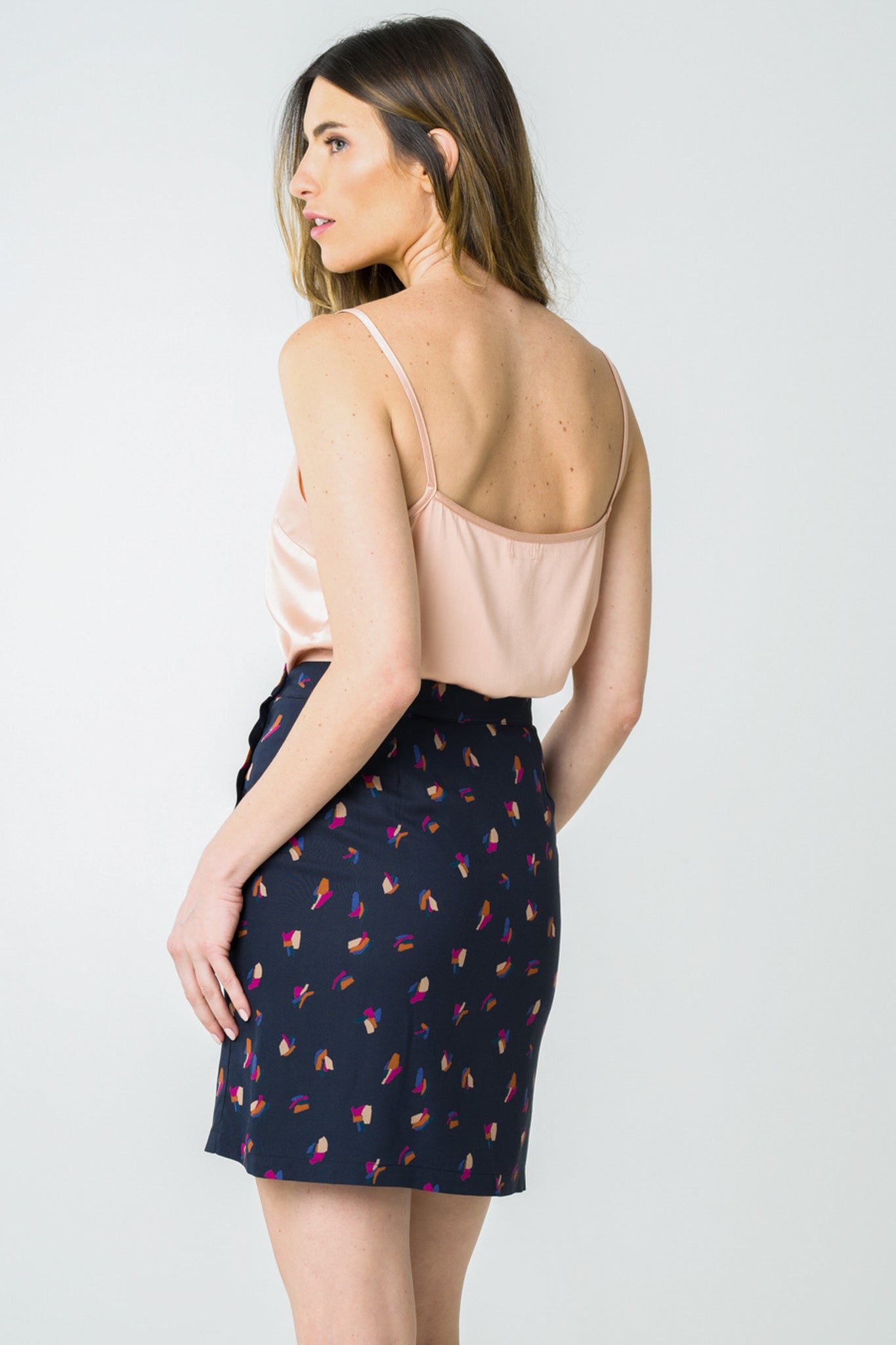 Caraco en satin pêche, confectionné en France dans une démarche éthique, avec une texture lisse et un design raffiné pour une allure féminine et durable.