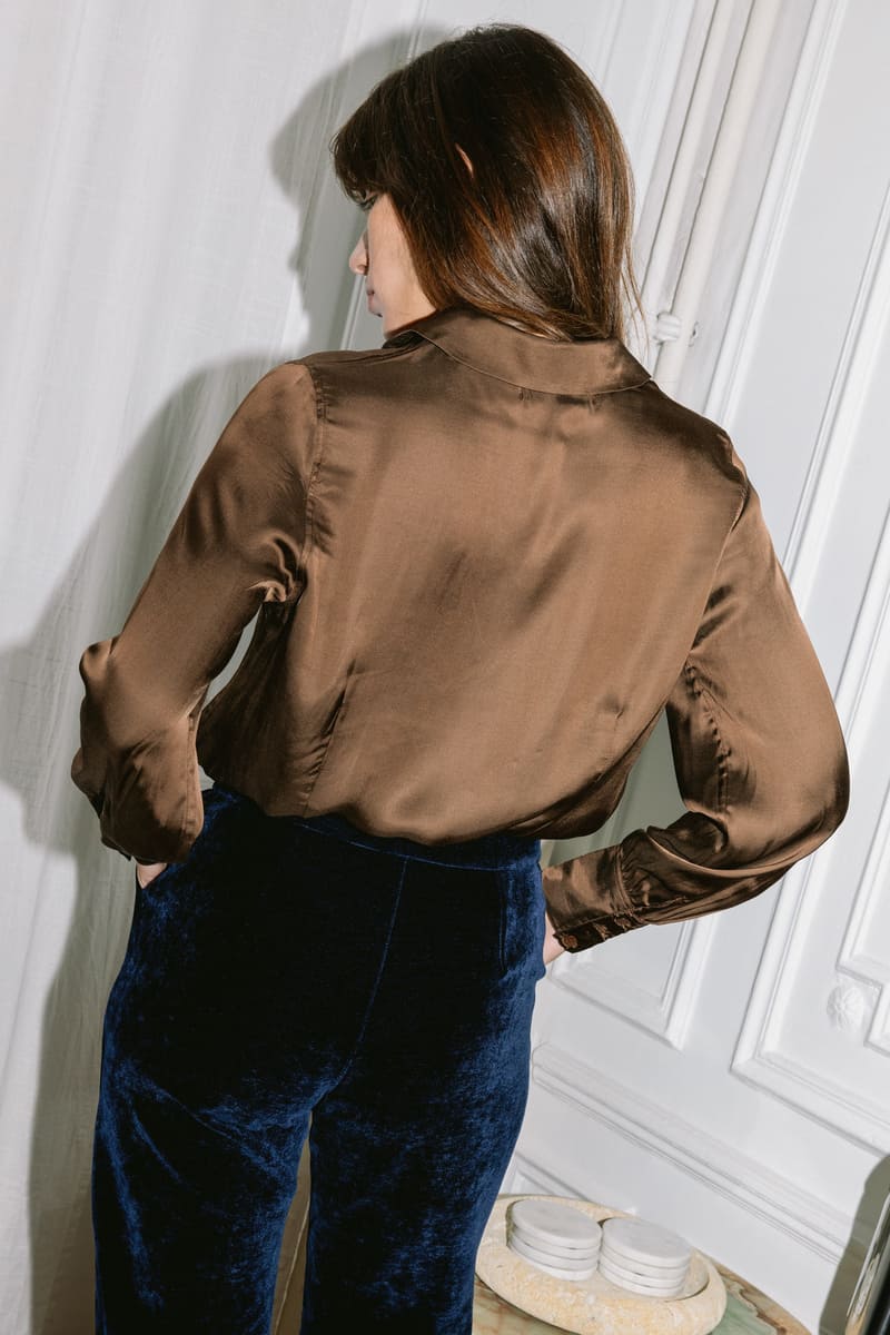 Chemise femme marron en satin Ecovero responsable, made in Portugal