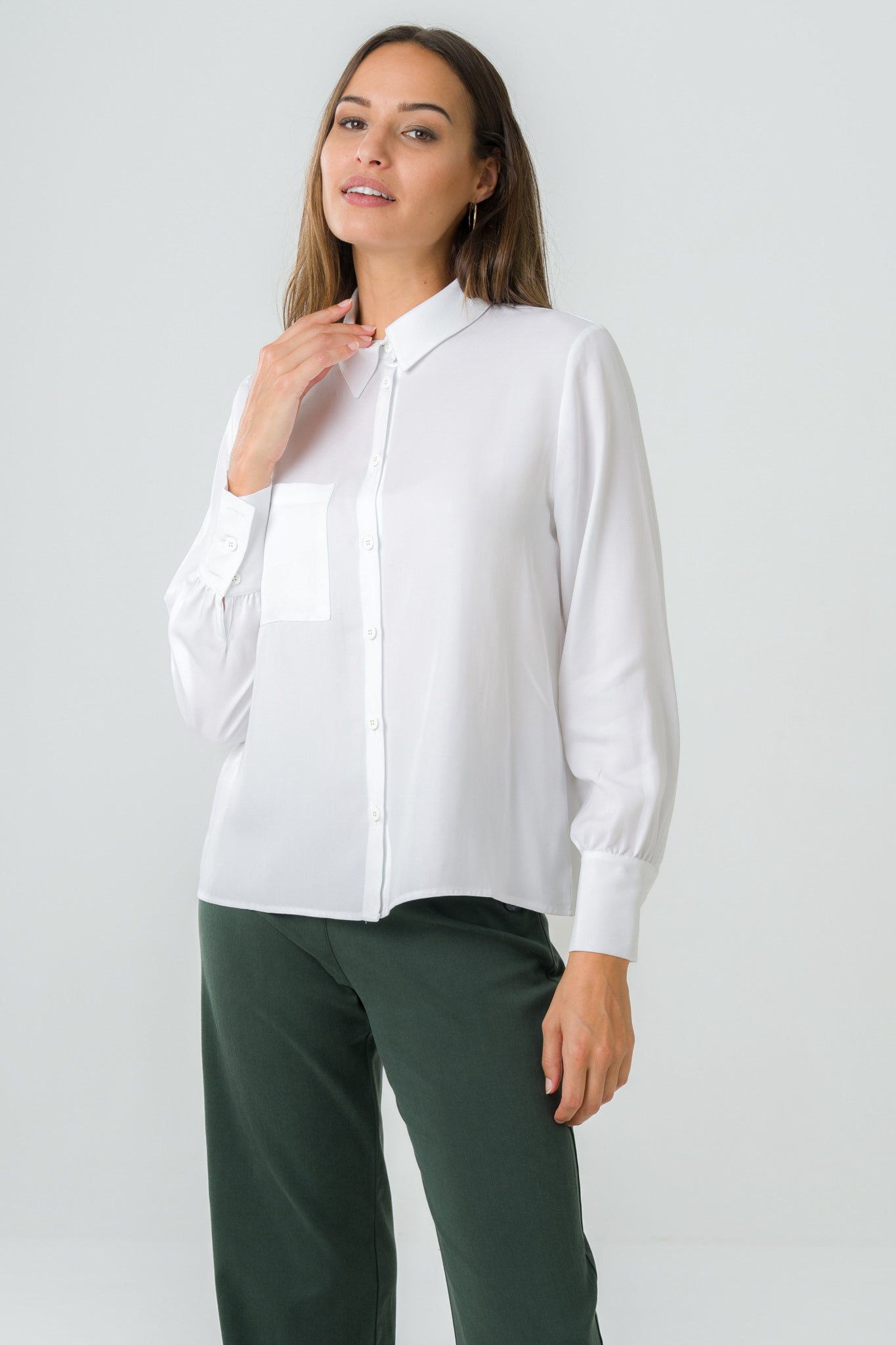 Chemise ample blanche en Tencel, fabriquée au Portugal, alliant confort, élégance et engagement éthique.