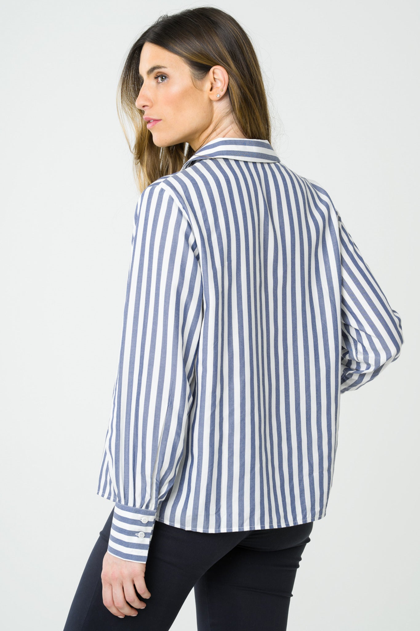 Chemise rayée bleue en tencel, fabriquée en France, avec une texture souple et agréable au toucher, conçue pour un style éco-responsable et raffiné.