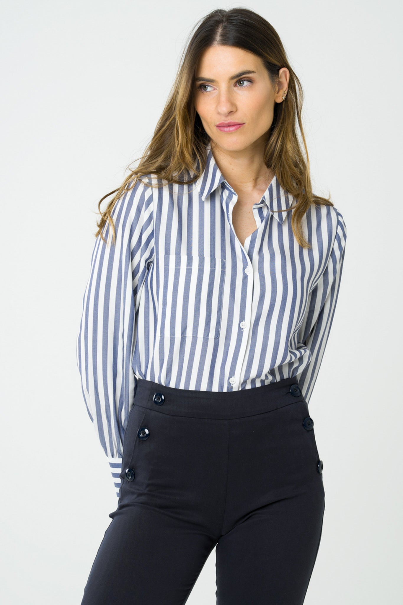Chemise bleue à rayures en tencel, fabriquée en France dans une démarche éthique, alliant légèreté et élégance pour un look chic et durable.