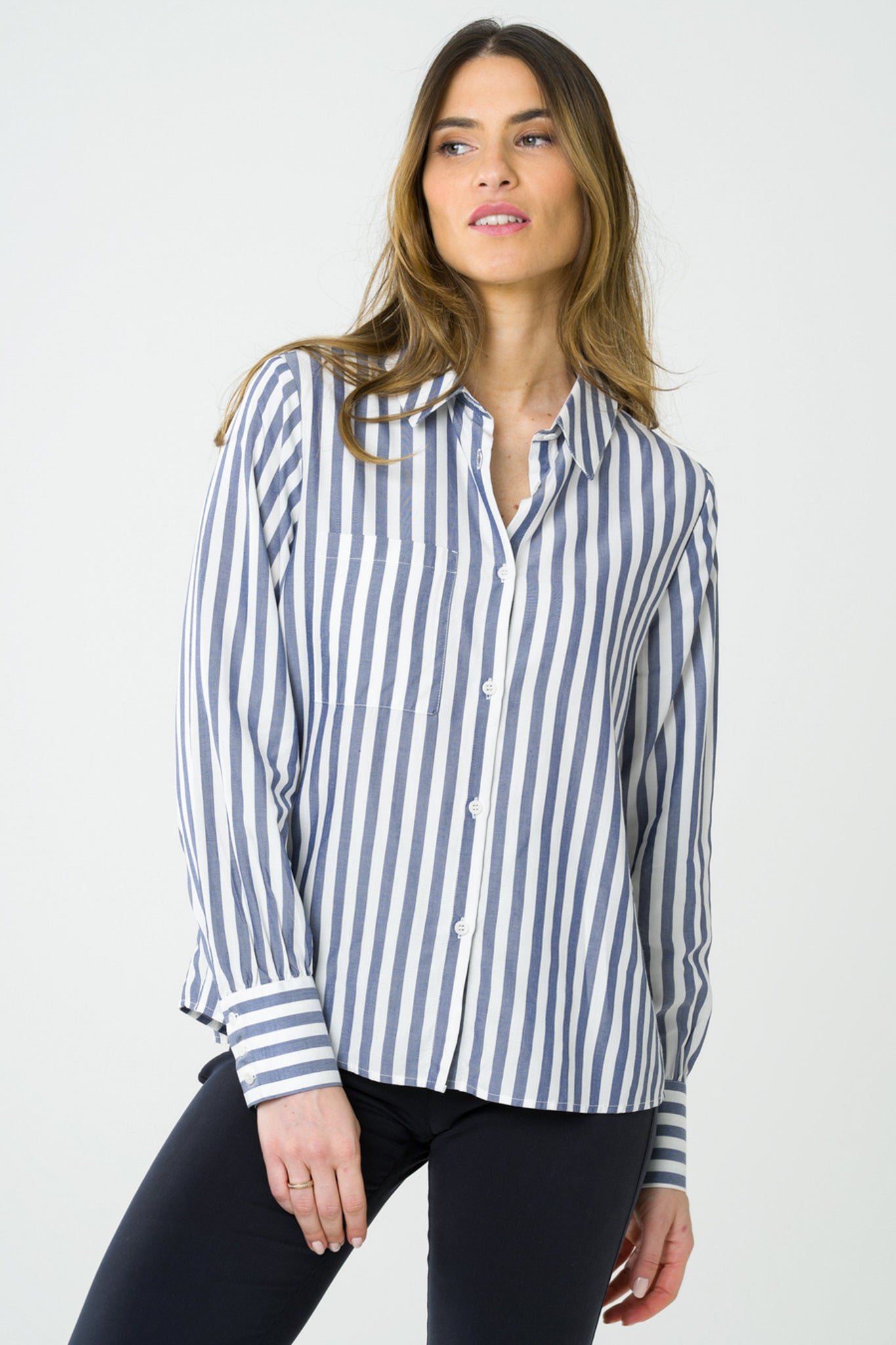 Chemise bleue rayée en tencel, fabrication française éthique, avec une coupe intemporelle et un tissu doux, parfait pour un look frais et durable.