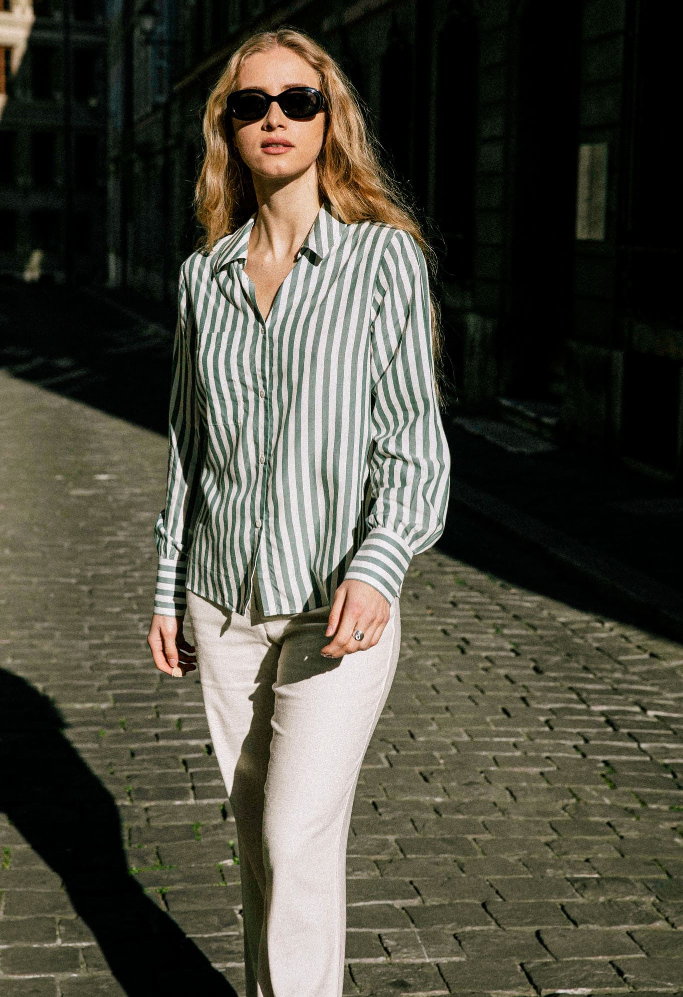 Chemise rayée verte en TENCEL™, coupe longue et fluide, mode responsable made in Portugal