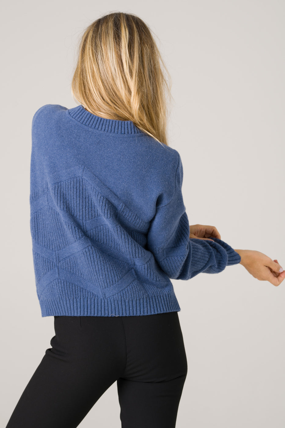 Pull en laine mérinos, conçu en France avec des matériaux durables et éthiques, offrant une chaleur naturelle et un look intemporel.