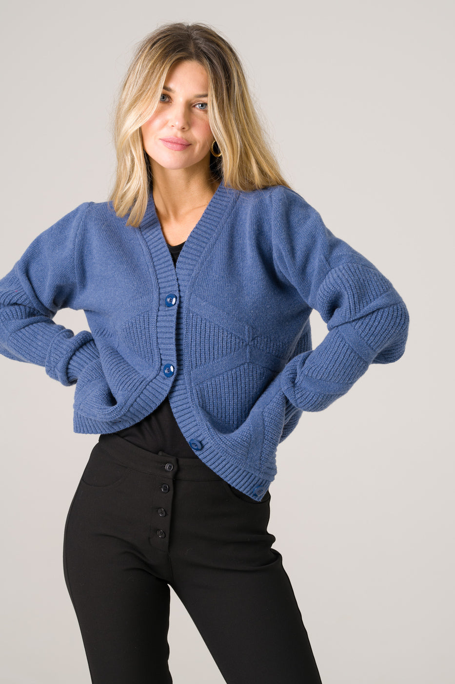 Pull en laine mérinos, fabriqué en France de manière éthique, pour une pièce confortable, élégante et respectueuse de la planète.