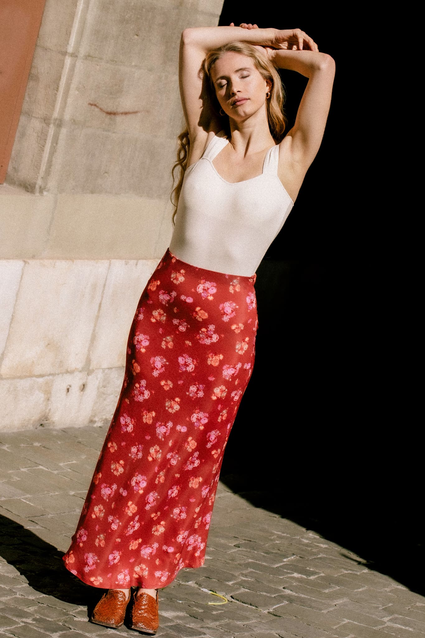 Jupe Iris rouge fleurie, coupe longue et féminine, production made in France responsable