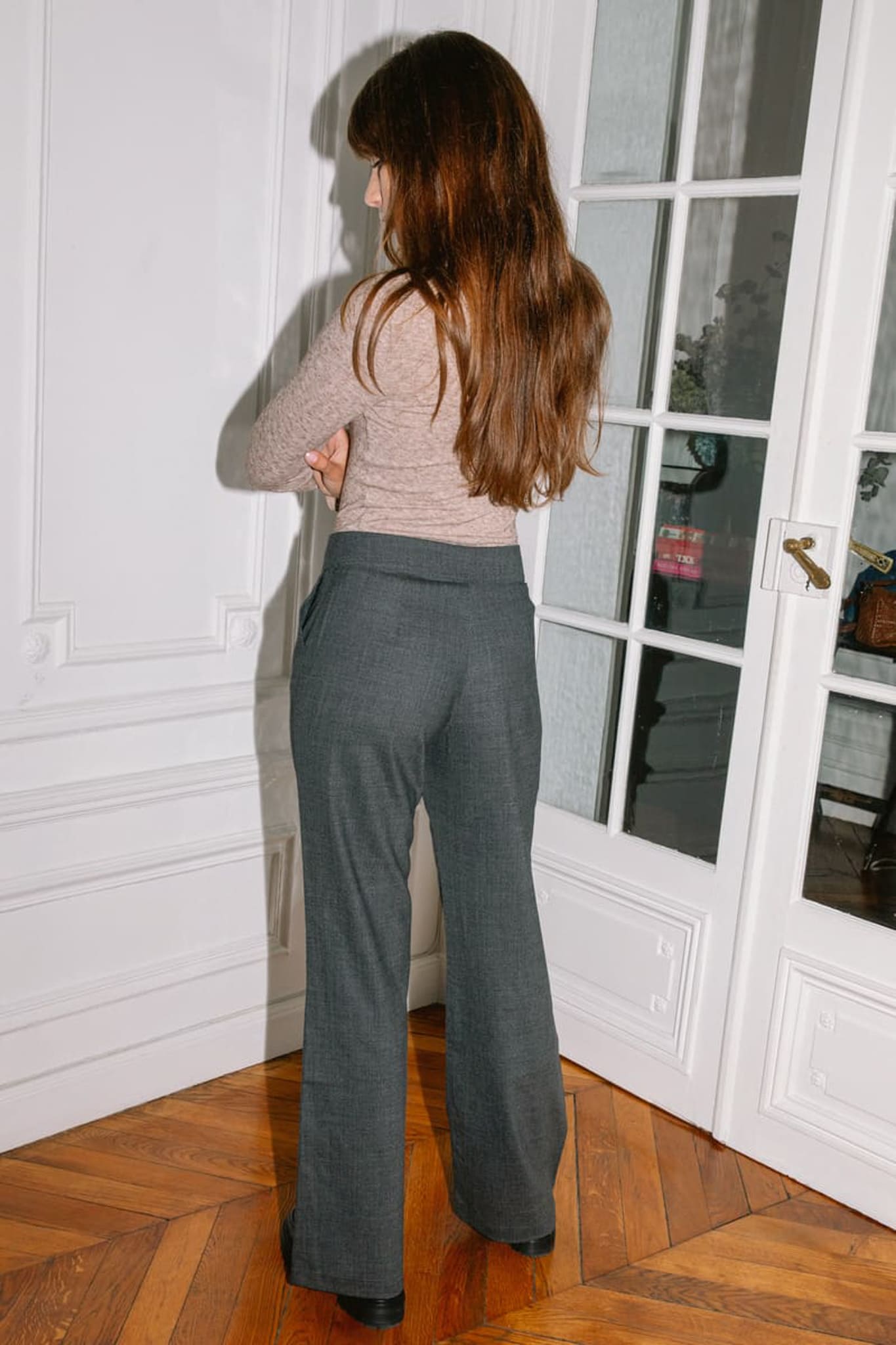 Pantalon en laine gris foncé, taille haute structurée et coupe ample, conçu en France