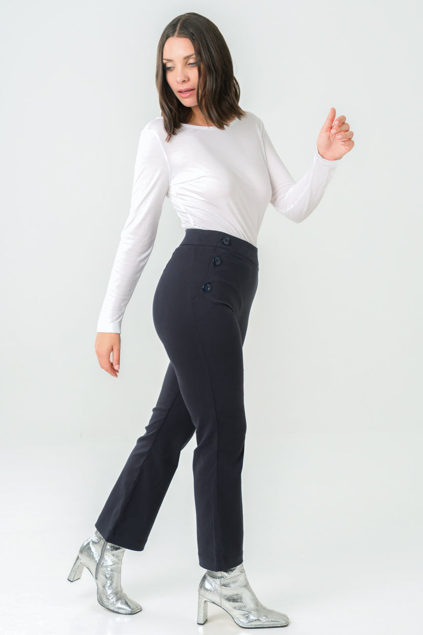 Pantalon éthique bleu marine, fabriqué à partir de matériaux durables, alliant confort, style et responsabilité environnementale.