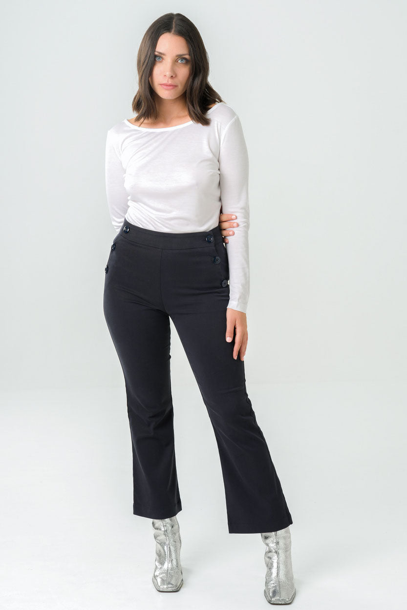 Pantalon flare bleu marine, élégant et fluide, conçu pour un look chic et confortable au quotidien.