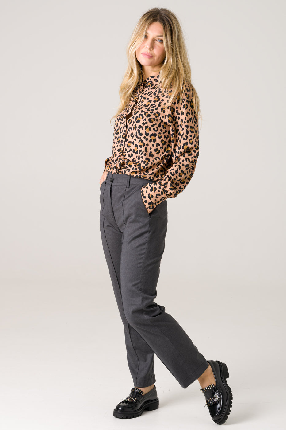 Pantalon gris pour femme, en laine naturelle, coupe droite et élégante, idéal pour un style chic et confortable.