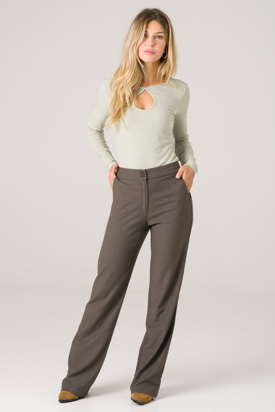 Pantalon kaki en mélange laine-viscose, conçu en France, alliant confort, éthique et style intemporel.