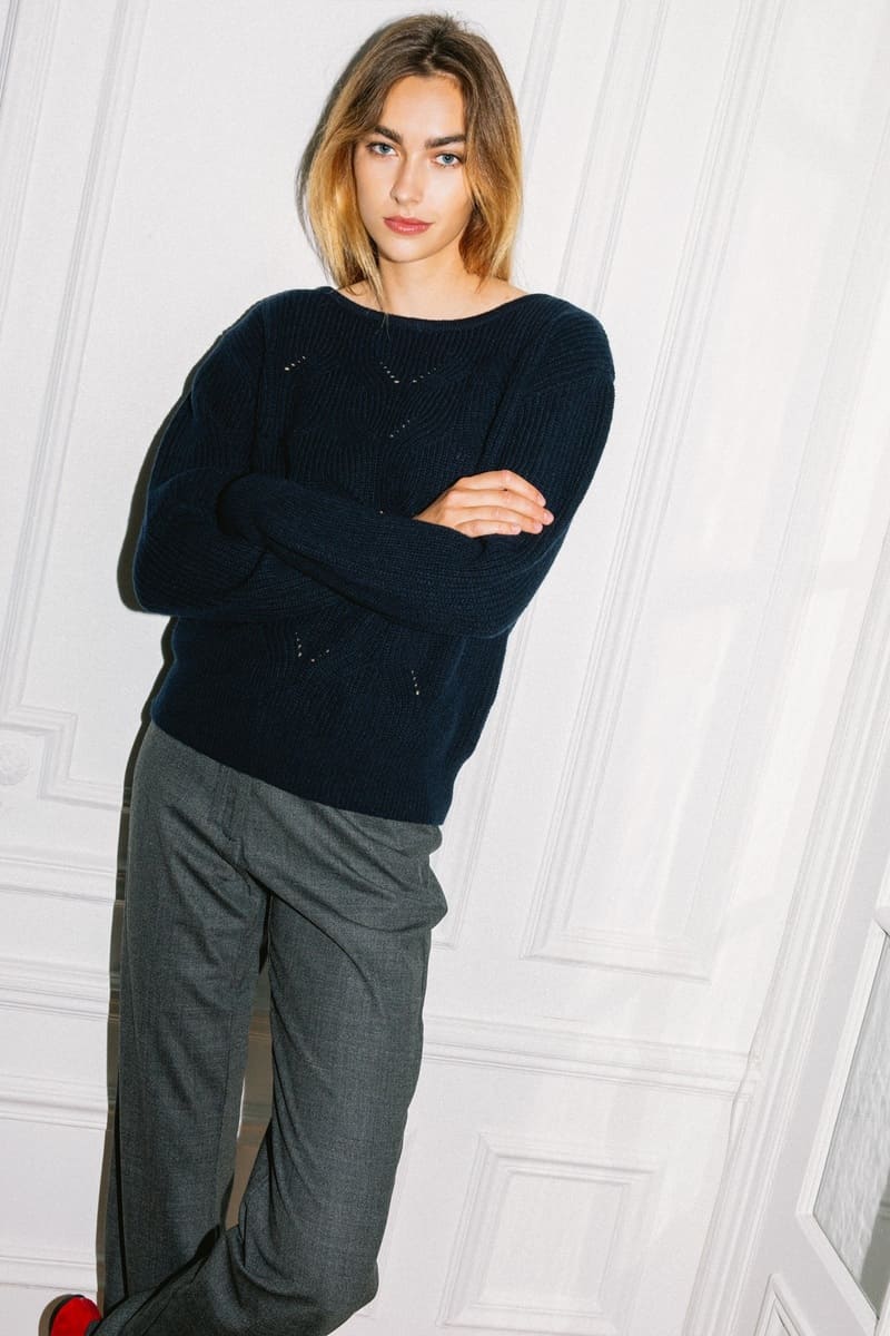 Pull doux en mérinos bleu marine, coupe élégante avec col évasé, tricoté au Portugal