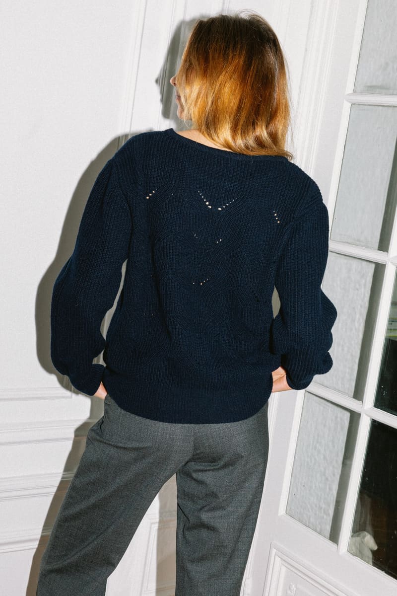 Pull tricoté en laine mérinos bleu marine, durable et fait au Portugal