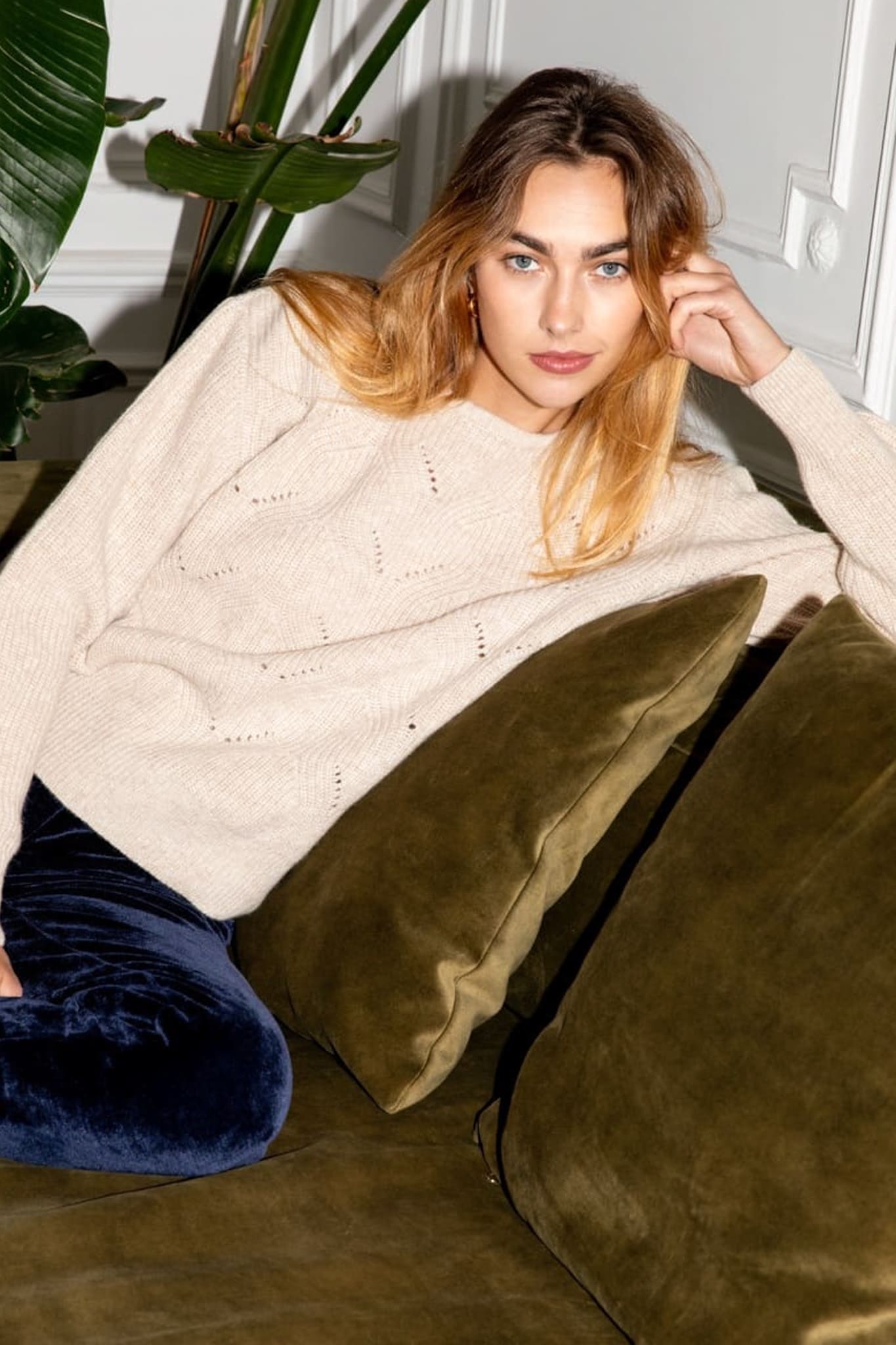 Pull doux et responsable en laine mérinos beige, col évasé, fabrication portugaise