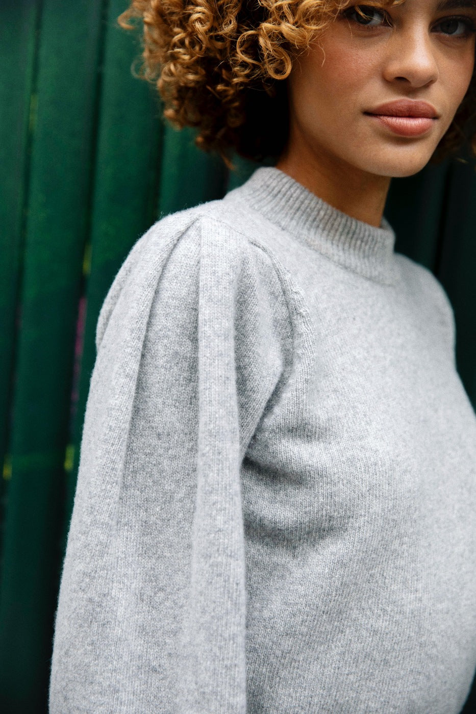 Pull en laine mérinos, fabriqué de manière éthique au Portugal, alliant douceur, chaleur et une approche durable de la mode.