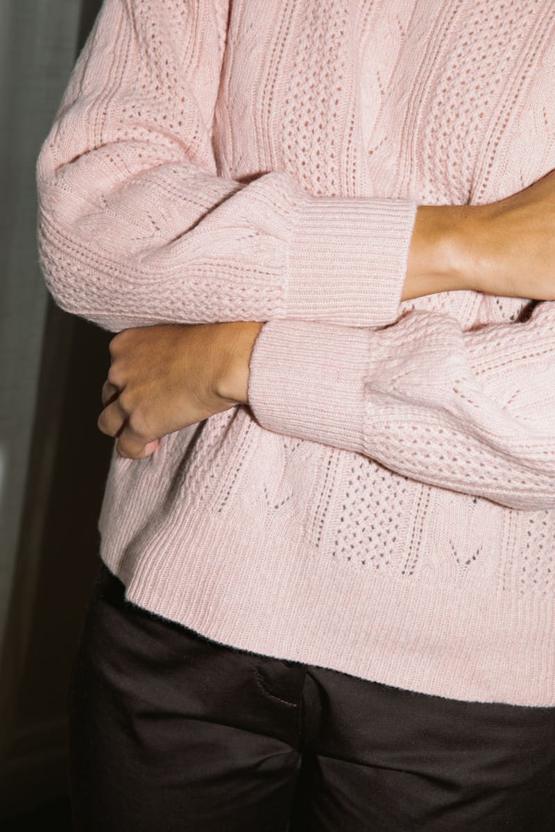Pull doux et durable en laine mérinos rose, avec col rond et motifs ajourés