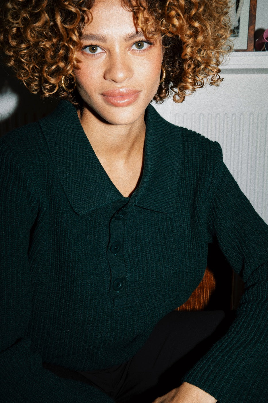 Pull chaud et léger en laine mérinos vert foncé, confection française pour un confort exceptionnel.