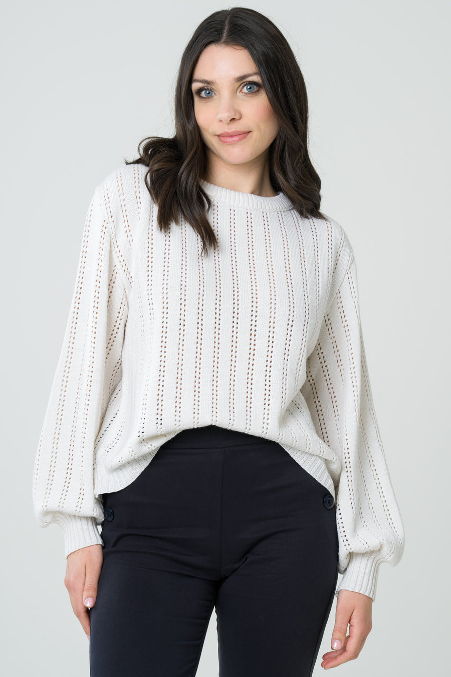 Pull écru en laine muelsing free, conçu en France dans une démarche éthique, avec une coupe moderne et un tissu naturel pour un style à la fois chic et respectueux de l'environnement.