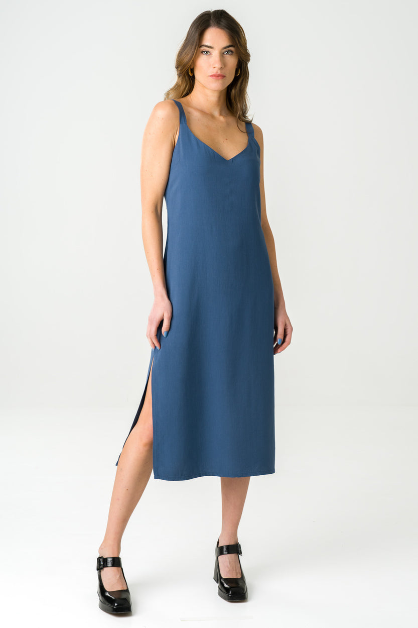 Robe mi-longue bleu jeans à bretelles, en Tencel éco-responsable, fabriquée en France pour un look chic et éthique.