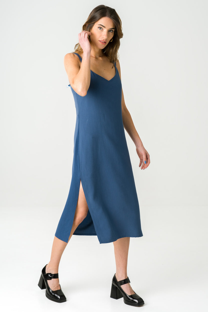Robe mi-longue bleu jeans en Tencel, éthique et fabriquée en France, idéale pour une silhouette fluide et estivale.