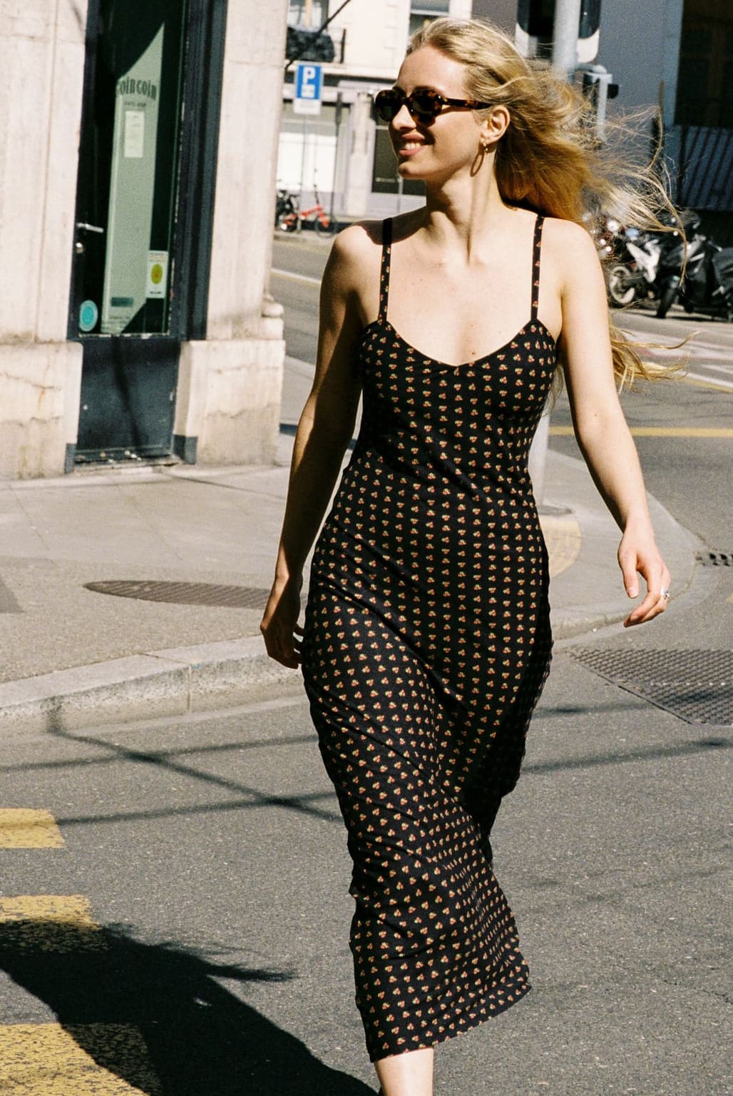 Robe noire imprimée florale Jade, fabrication française durable en viscose