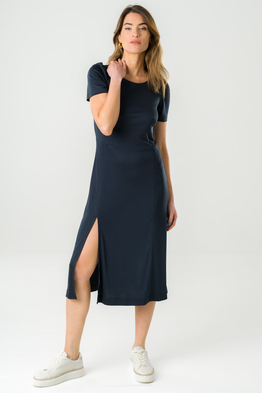 Robe marine manches courtes, conçue en Tencel éthique et fabriquée en France, parfaite pour un look chic et engagé.