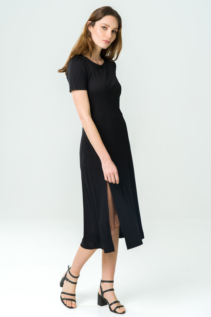 Robe noire manches courtes, conçue en Tencel éthique et fabriquée en France, parfaite pour un look chic et engagé.