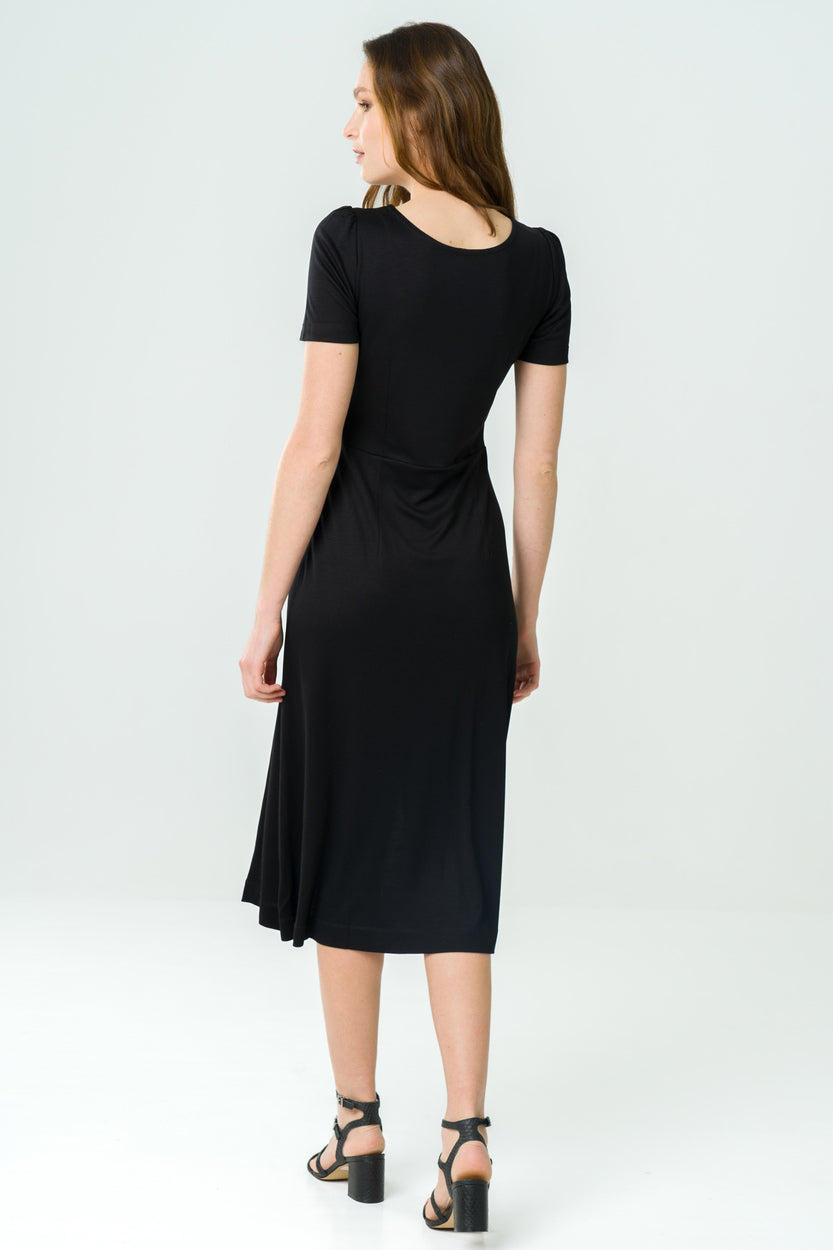 Robe noire mi-longue en Tencel, éco-responsable et fabriquée en France, avec manches courtes et coupe fluide.