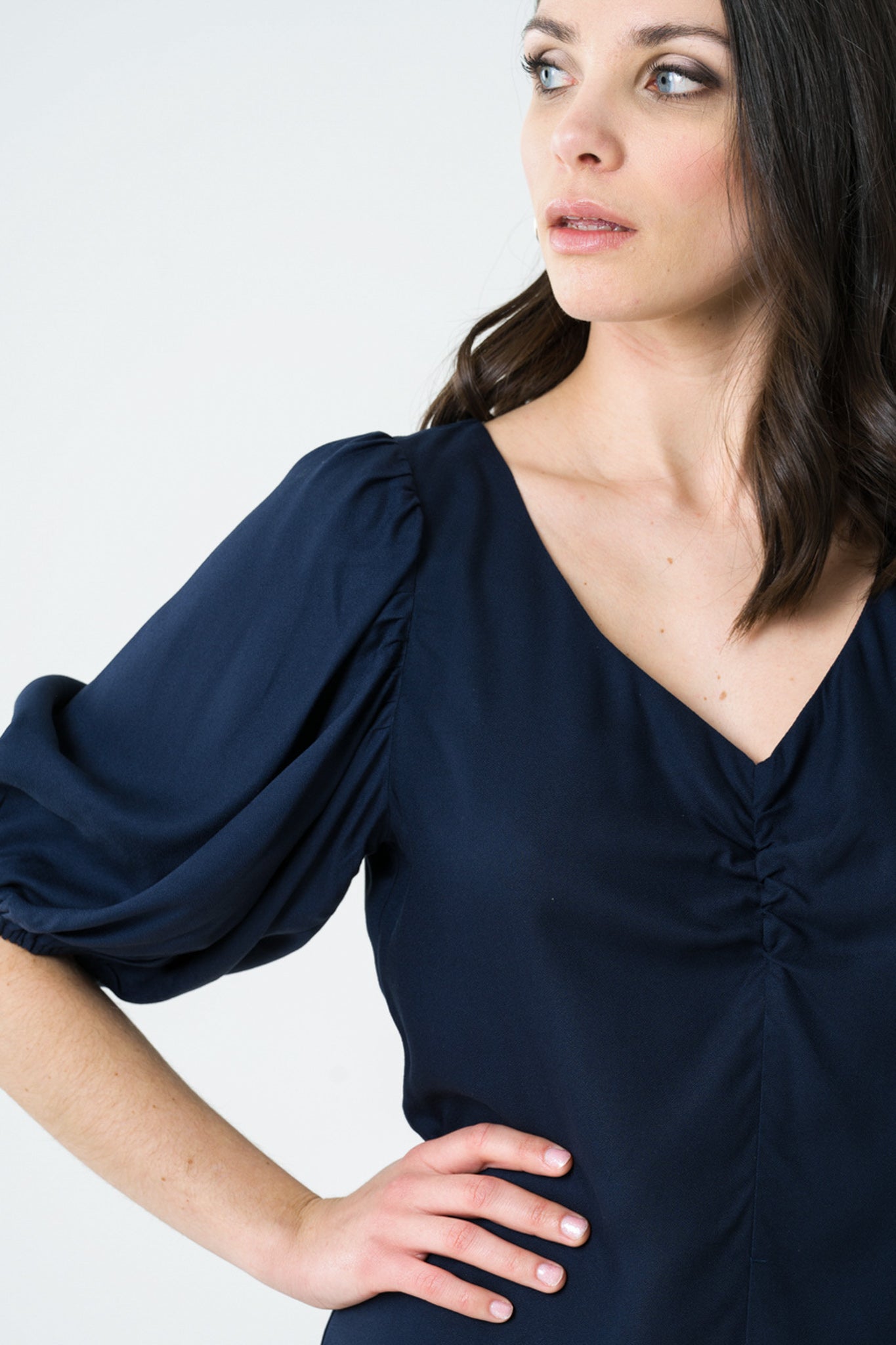 Robe à manches courtes en viscose Ecovero marine, fabriquée en France de manière éthique, offrant une coupe fluide et élégante pour un style intemporel et responsable.