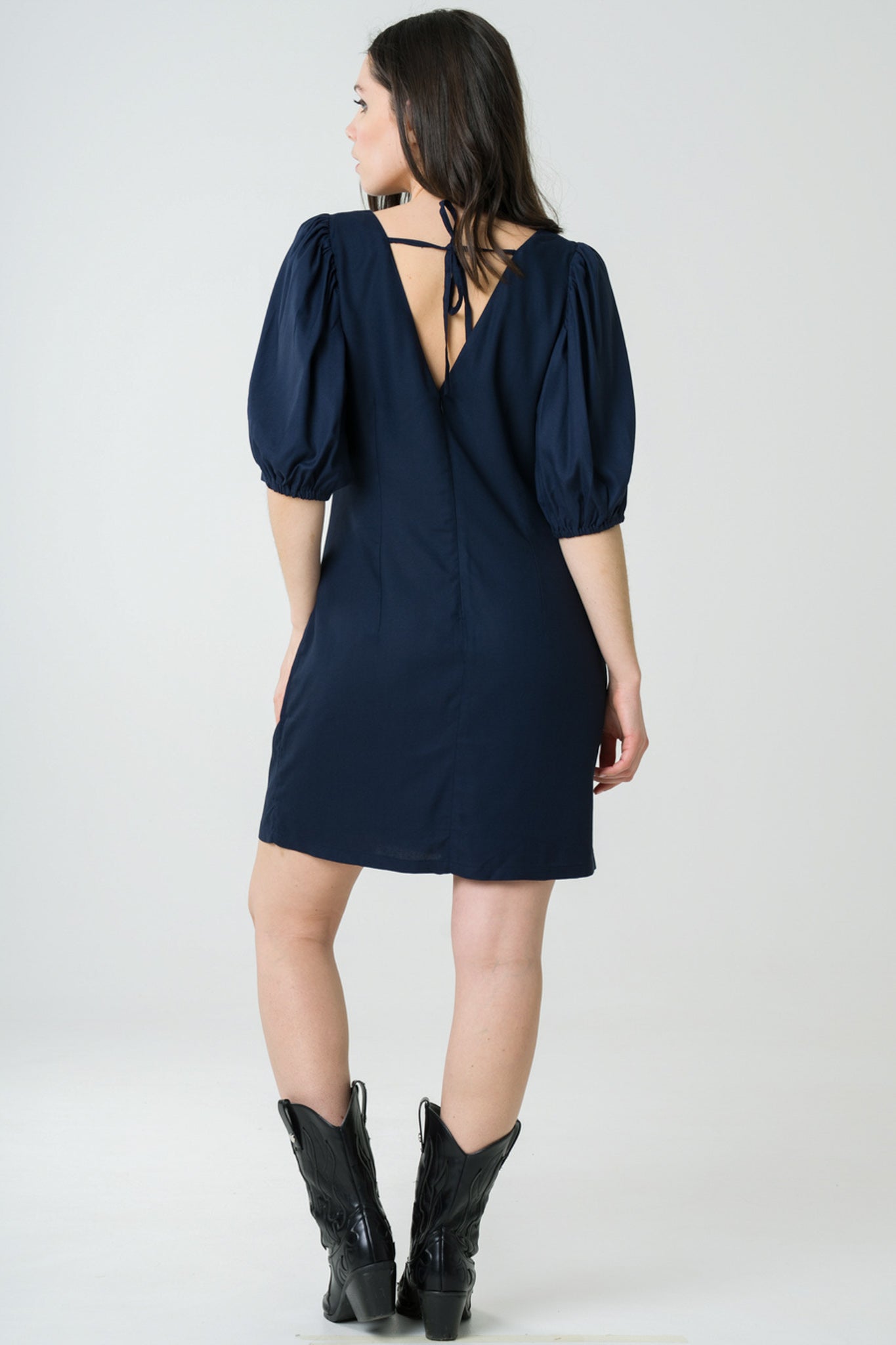 Robe à manches courtes en viscose Ecovero marine, conçue en France de façon éthique, avec une silhouette moderne et un tissu respectueux de l'environnement.