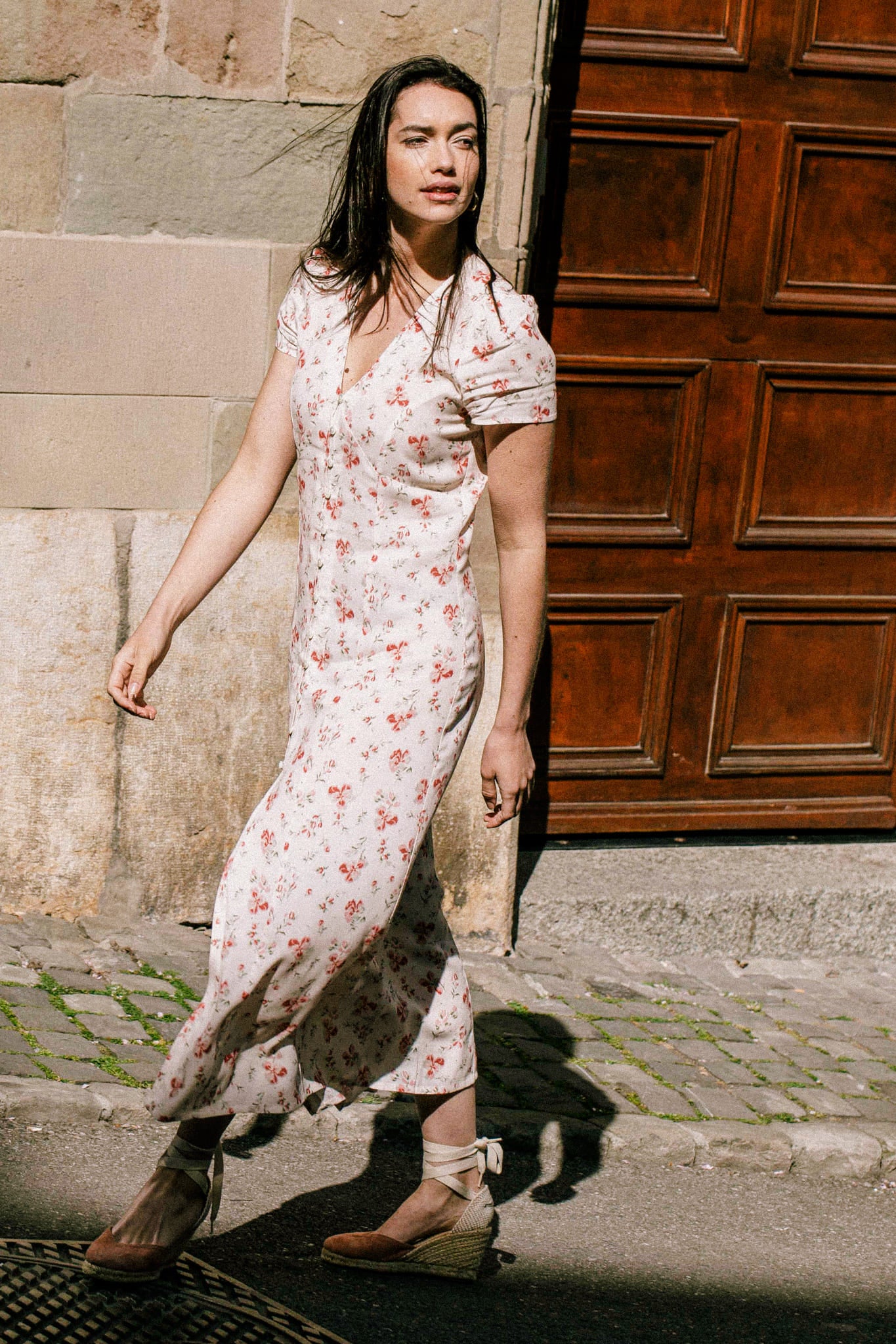 Robe éthique écrue à fleurs, coupe fluide avec fente et boutons, fabrication française durable