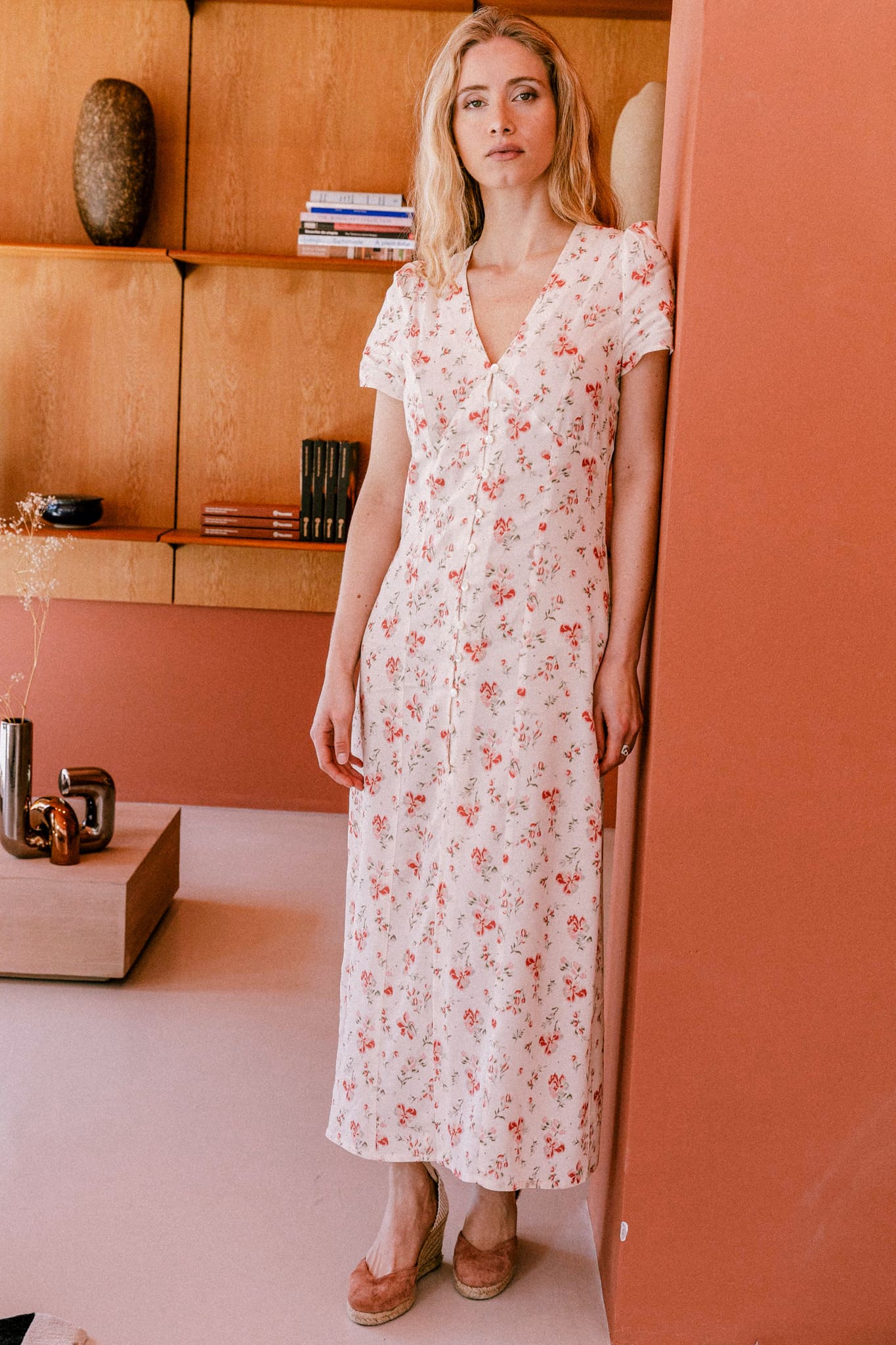 Mode responsable : robe écrue fleurie, boutonnée avec fente sur le devant, éthique et fabriquée en France