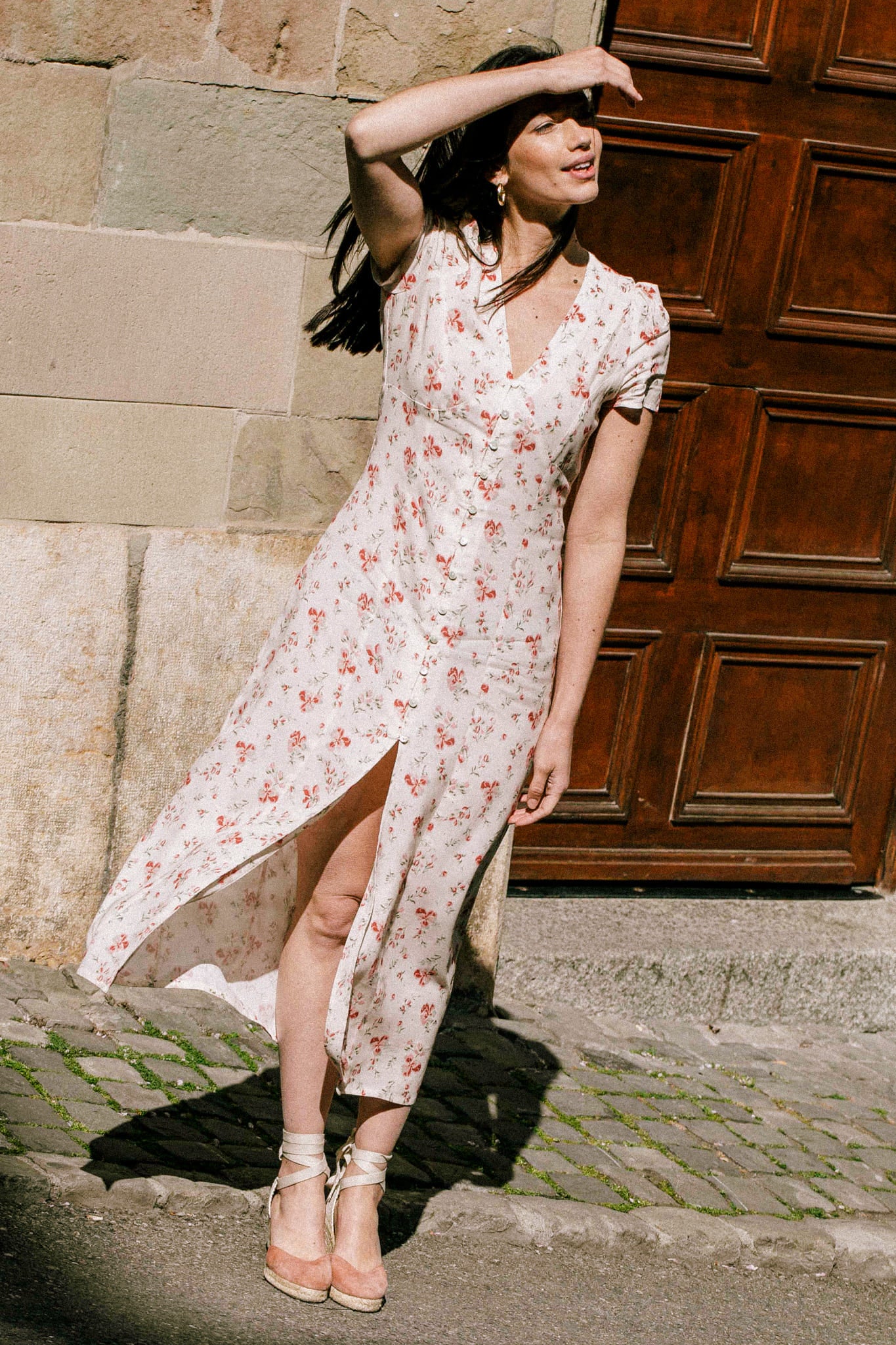 Robe écru imprimée à fleurs, manches courtes, boutonnée devant avec fente, éthique et made in France
