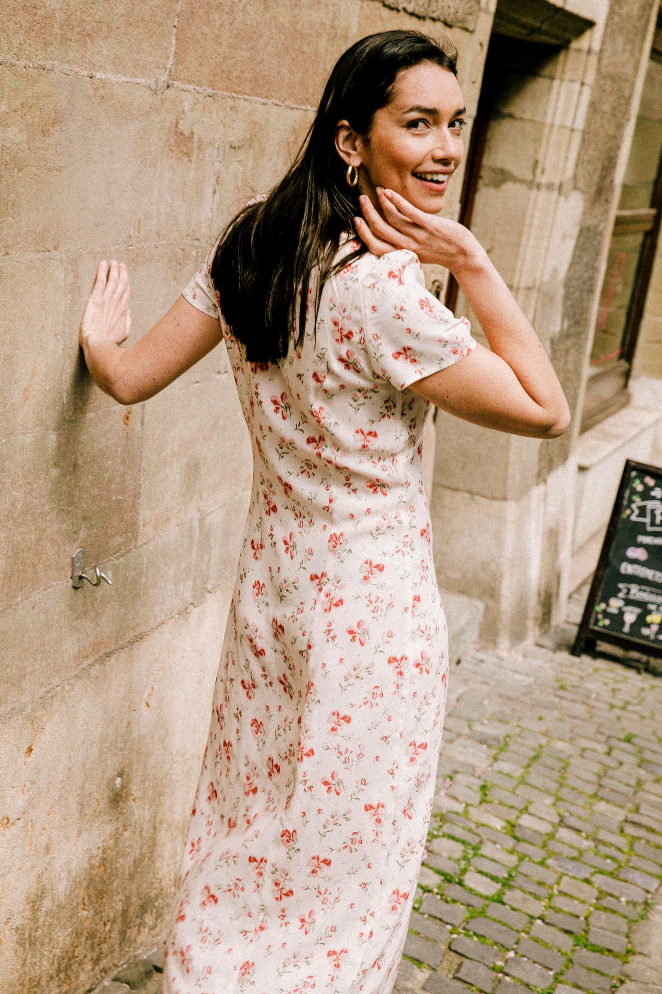 Robe fleurie écrue à manches courtes, boutonnage et fente frontale, mode durable fabriquée en France