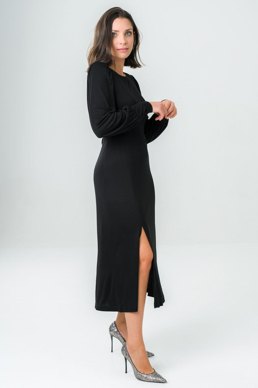 Robe éthique verte, coupe mi-longue avec manches longues et épaules froncées, fabriquée en France pour un look chic et engagé.