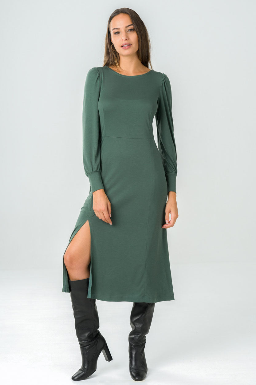 Robe éthique verte, coupe mi-longue avec manches longues et épaules froncées, fabriquée en France pour un look chic et engagé.