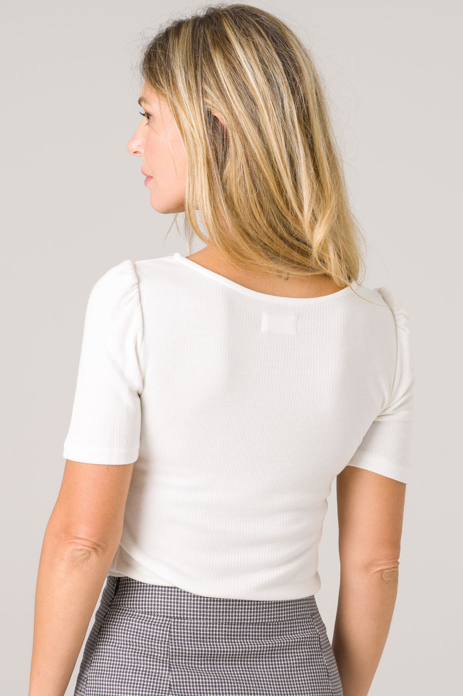 T-shirt écoresponsable en Tencel écru côtelé, confectionné avec soin au Portugal.