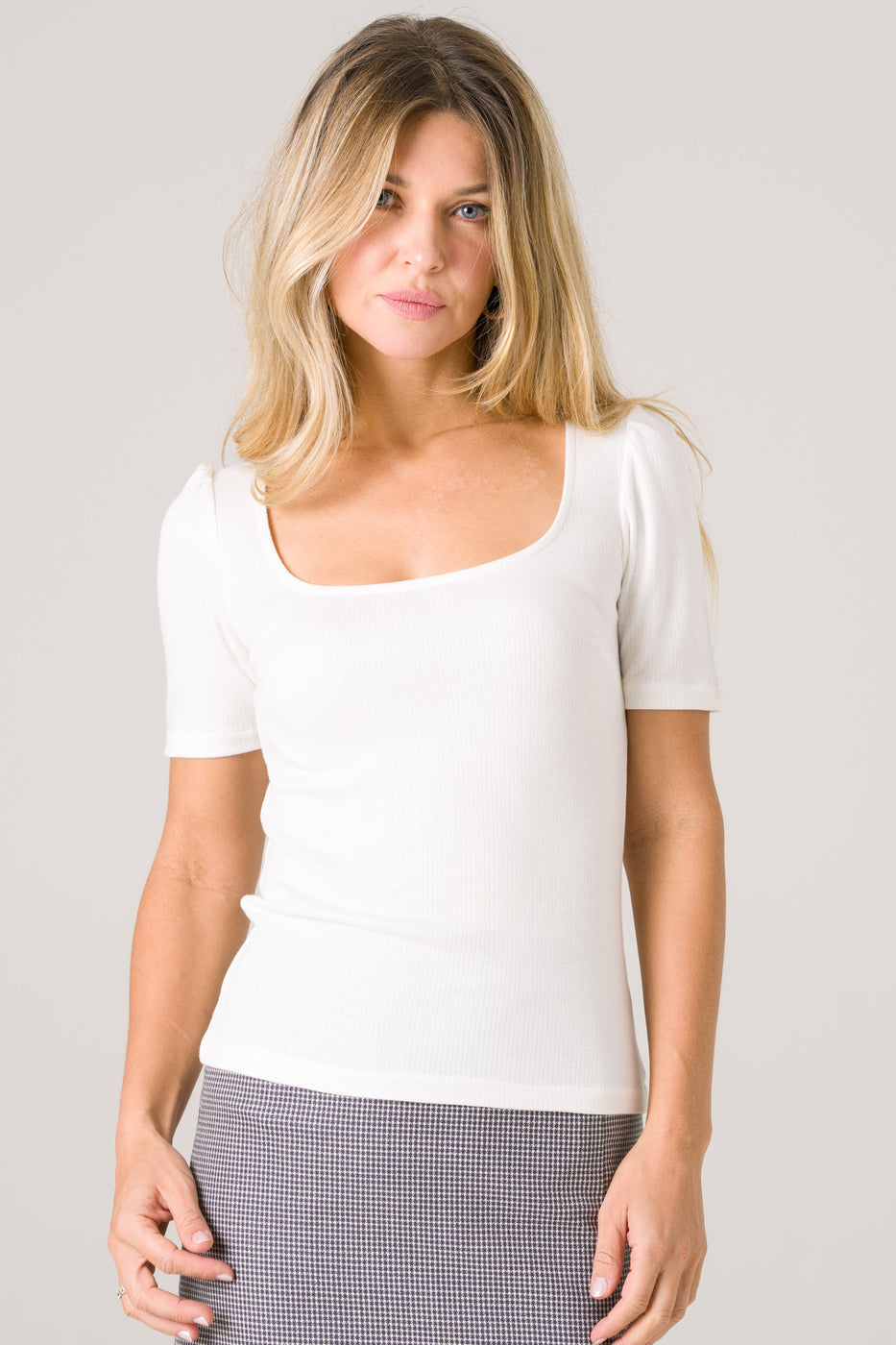 T-shirt écru pour femme en Tencel côtelé, fabriqué au Portugal, alliant confort et durabilité.