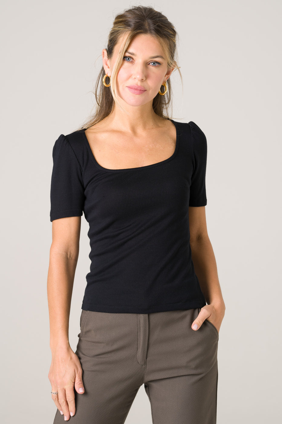 T-shirt pour femme en tissu Tencel noir côtelé, fabriqué au Portugal, léger et élégant.