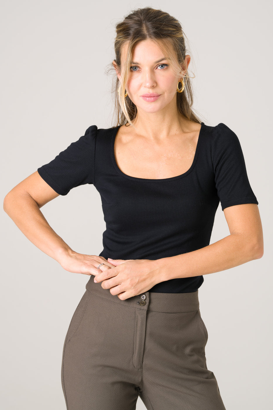 T-shirt noir pour femme en Tencel côtelé, fabriqué au Portugal, alliant confort et durabilité.