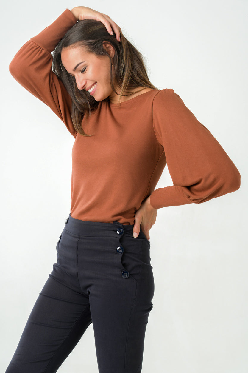 Top marron à manches longues bouffantes, éco-responsable et fabriqué en France, parfait pour un look chic et responsable.