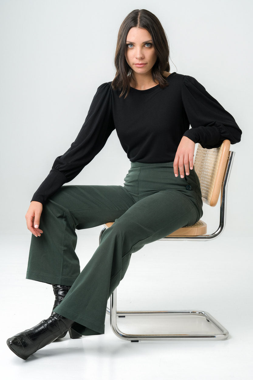 Top noir à manches longues et bouffantes, éco-responsable et fabriqué en France pour une mode éthique.