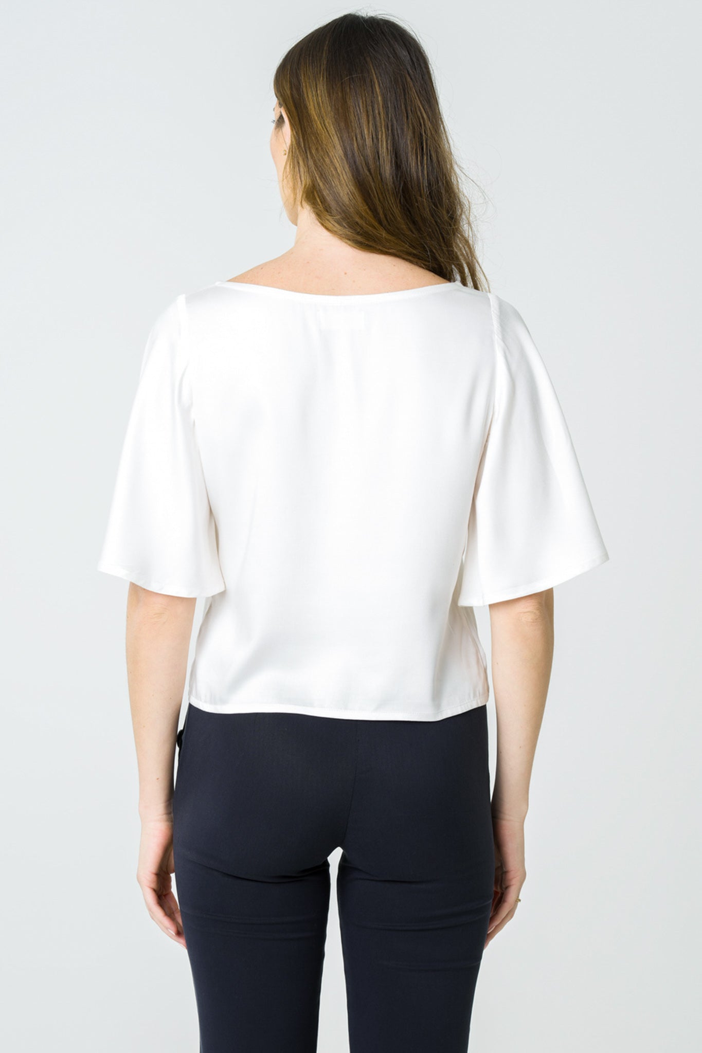 Top écru en satin de tencel à manches amples, fabriqué en France de manière éthique, alliant élégance, fluidité et confort avec un tissu doux et durable.
