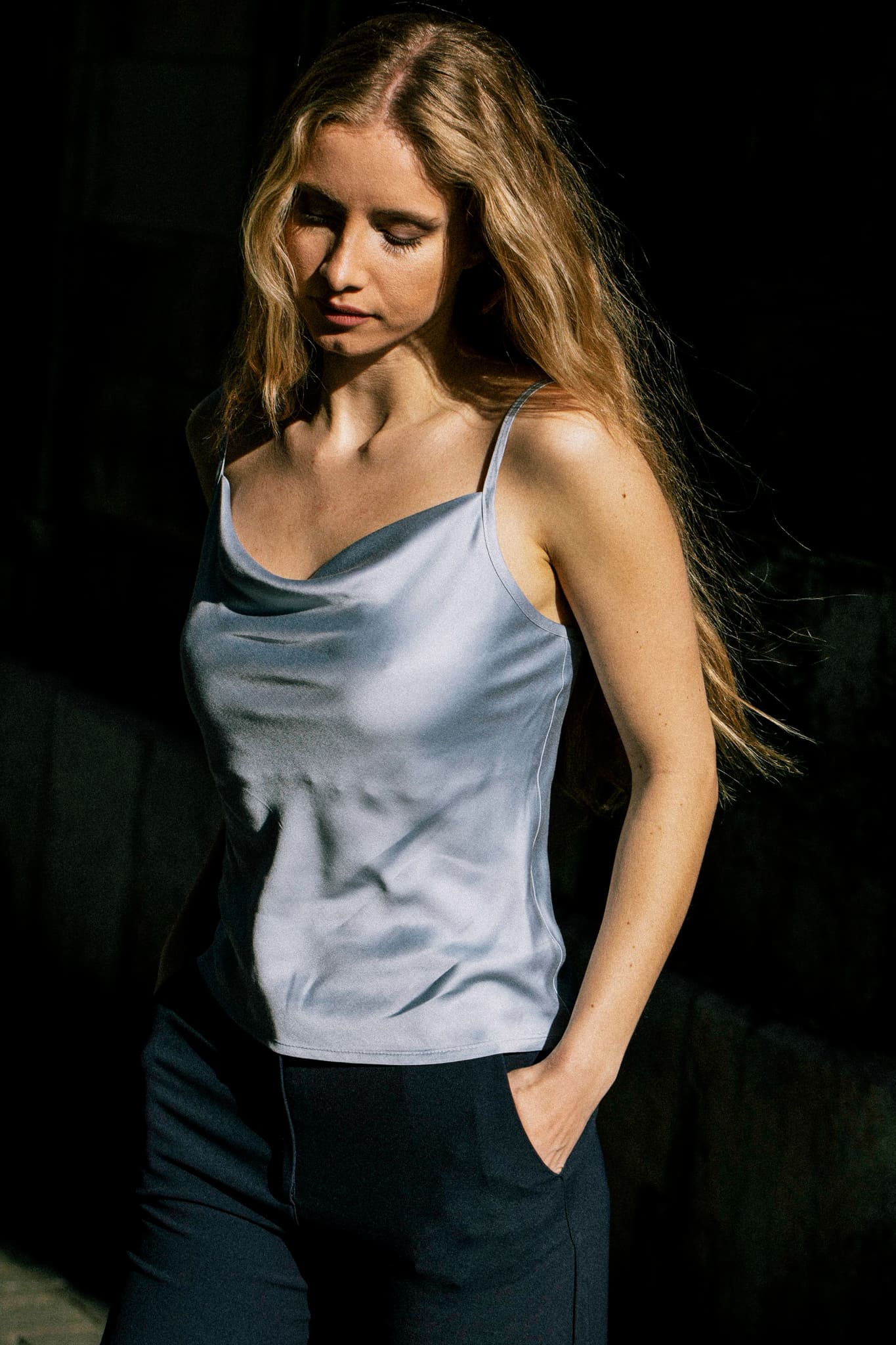 Top à bretelles col bénitier en TENCEL™ satin bleu ciel, éthique et fabriqué en France